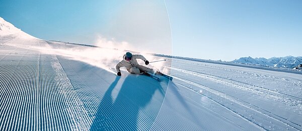 Skiër met Colorboost™-lenzen die zijn ontworpen voor verschillende sporten in heldere alpine omstandigheden.