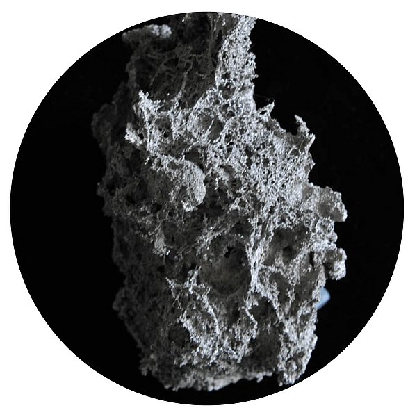 Titanium sponge