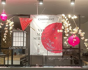 Shop window with Japanese-inspired décor – CHARMANT eyewear at Klein Optiek (NL)