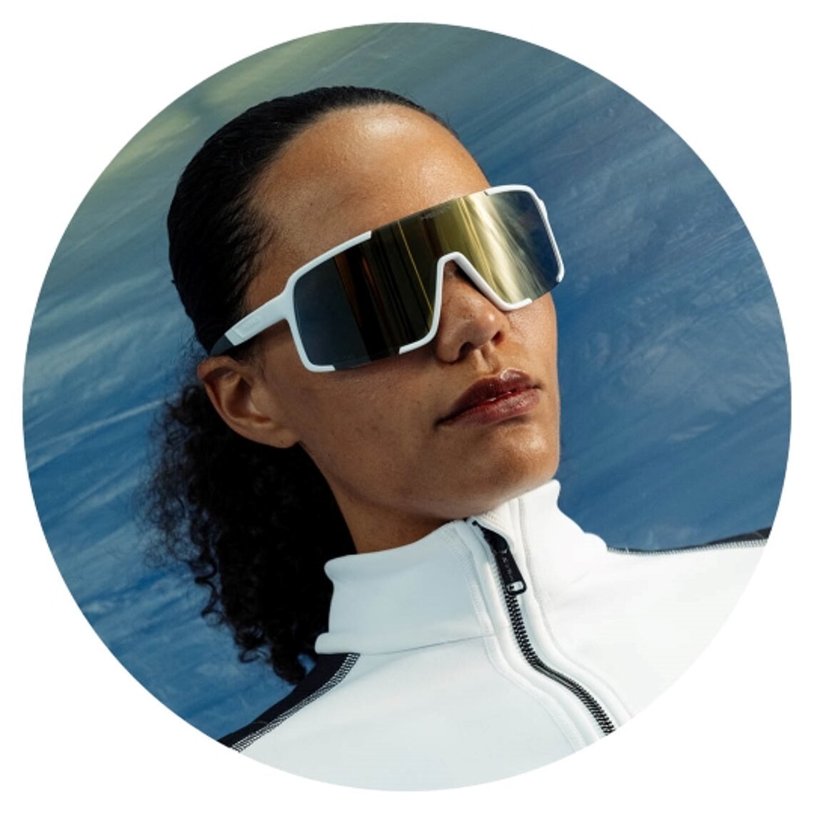 vrouw met witte HEAD sportzonnebril