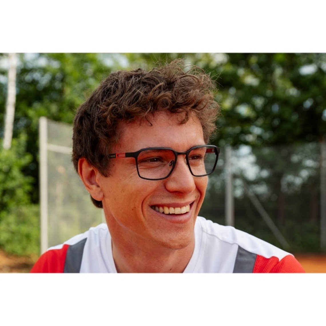 man draagt een optisch montuur van HEAD met een sportief ontwerp